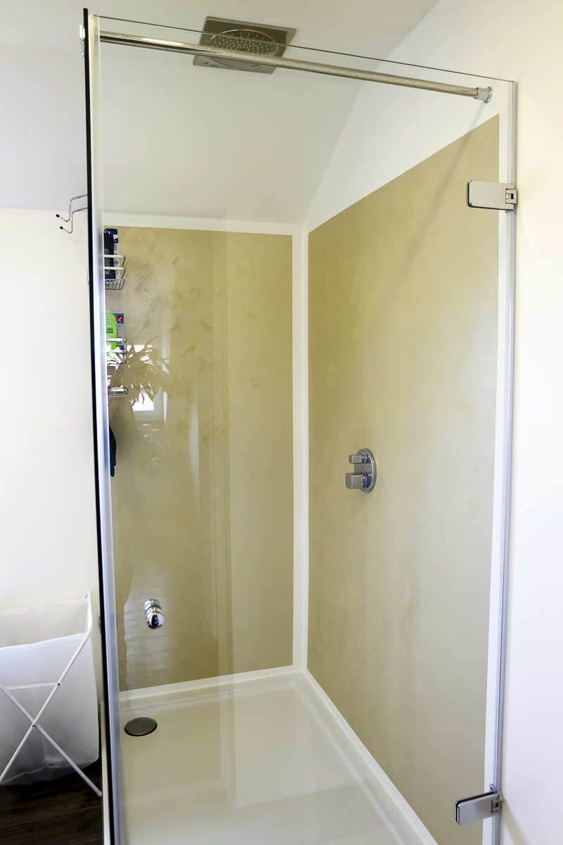 Fugenlose Dusche mit Wandplatten im Gold-Dekor